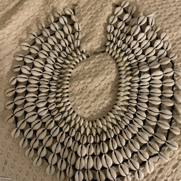 Beautiful cowrie shell necklace - Picture 2 of 2